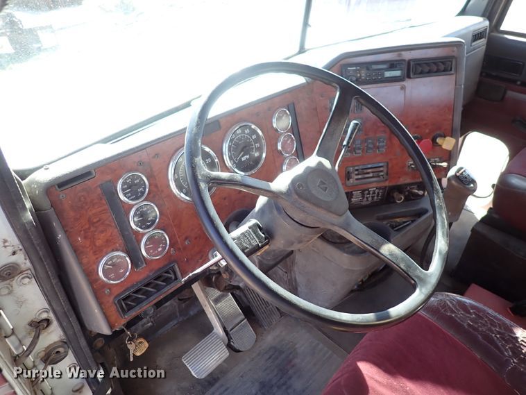 image for item DN2271 1995 International 9200  semi truck