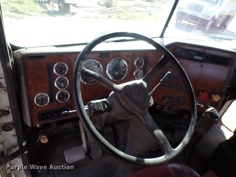 image for item DN2271 1995 International 9200  semi truck