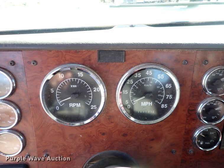 image for item DN2271 1995 International 9200  semi truck