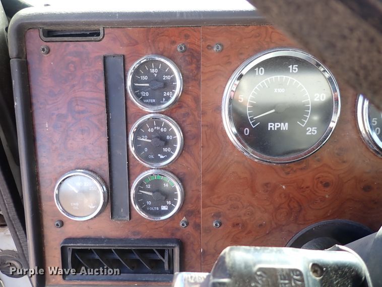 image for item DN2271 1995 International 9200  semi truck