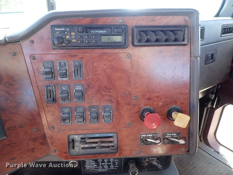 image for item DN2271 1995 International 9200  semi truck