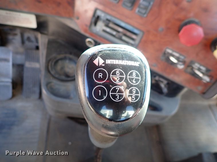 image for item DN2271 1995 International 9200  semi truck