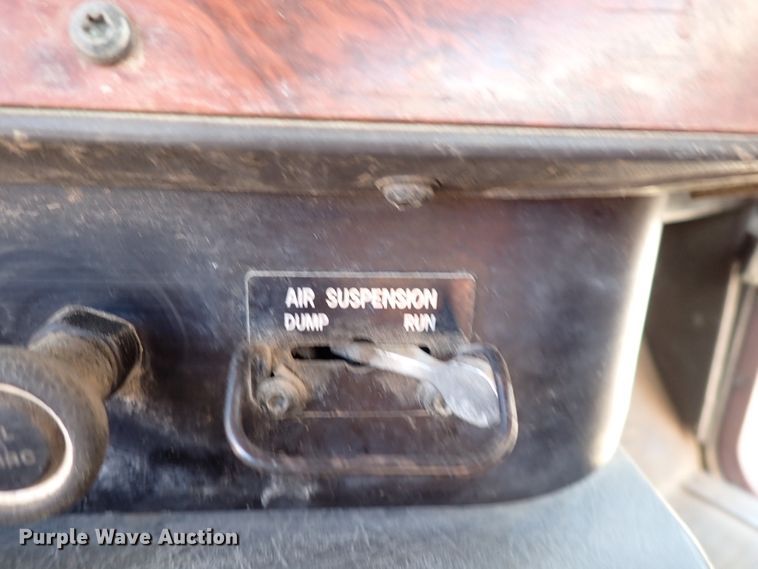 image for item DN2271 1995 International 9200  semi truck