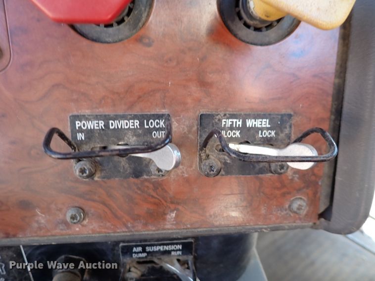 image for item DN2271 1995 International 9200  semi truck