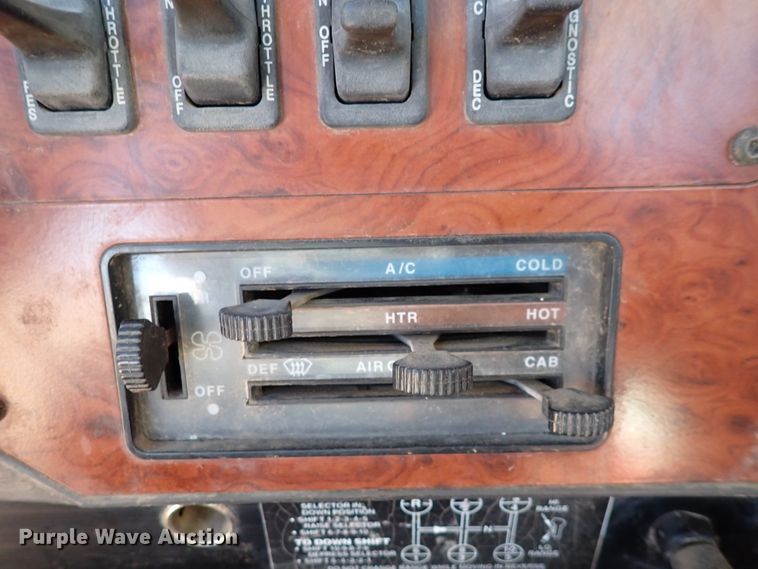 image for item DN2271 1995 International 9200  semi truck