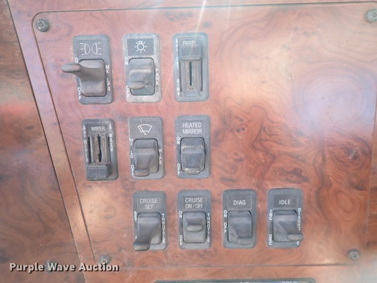 image for item DN2271 1995 International 9200  semi truck