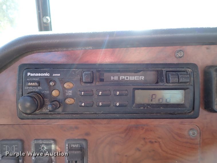 image for item DN2271 1995 International 9200  semi truck