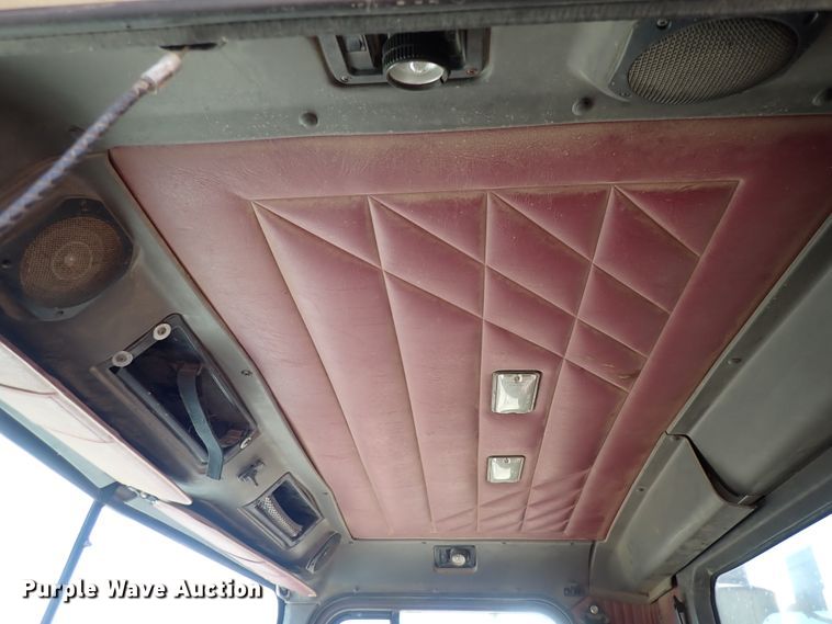 image for item DN2271 1995 International 9200  semi truck