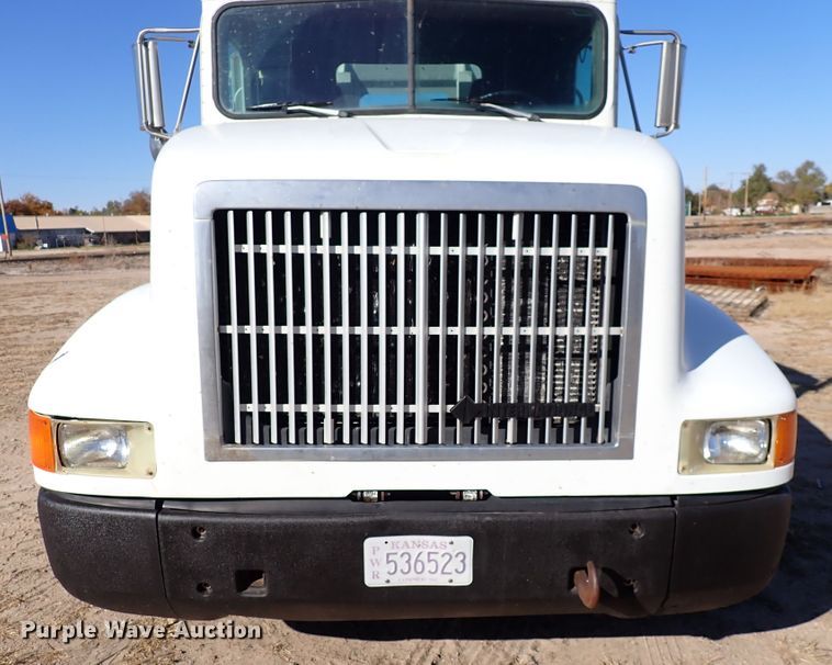 image for item DN2271 1995 International 9200  semi truck