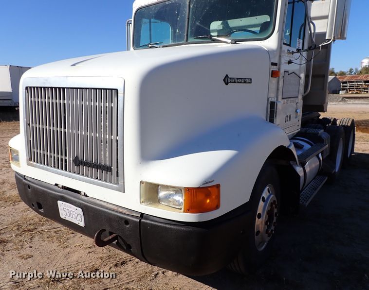 image for item DN2271 1995 International 9200  semi truck
