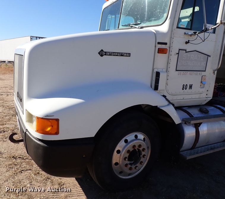 image for item DN2271 1995 International 9200  semi truck