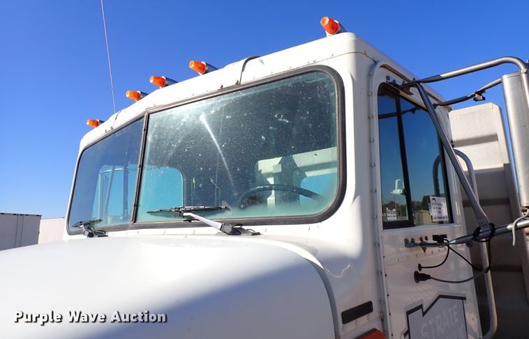 image for item DN2271 1995 International 9200  semi truck