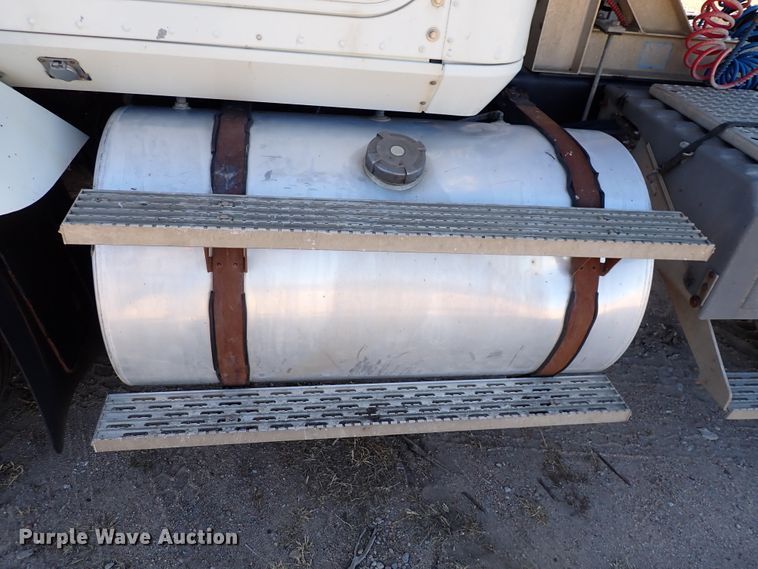 image for item DN2271 1995 International 9200  semi truck