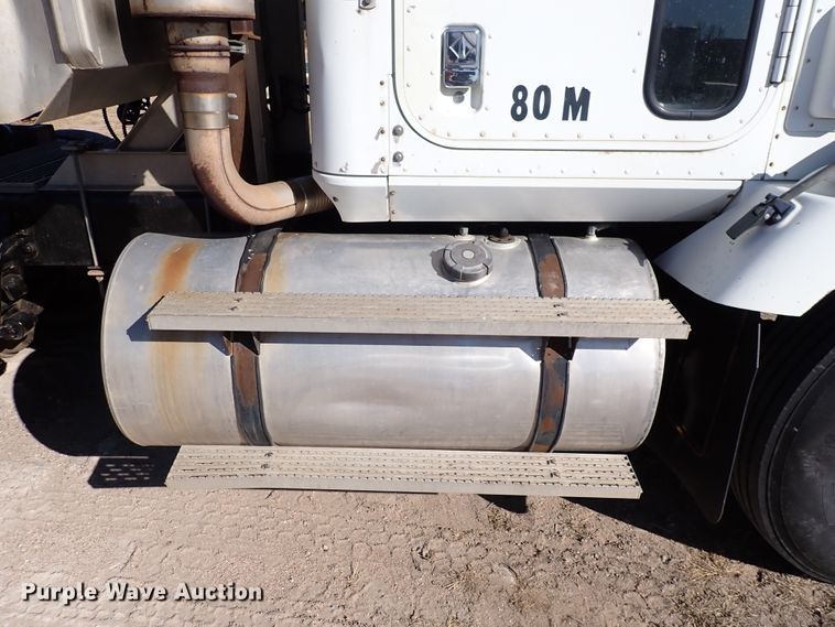 image for item DN2271 1995 International 9200  semi truck