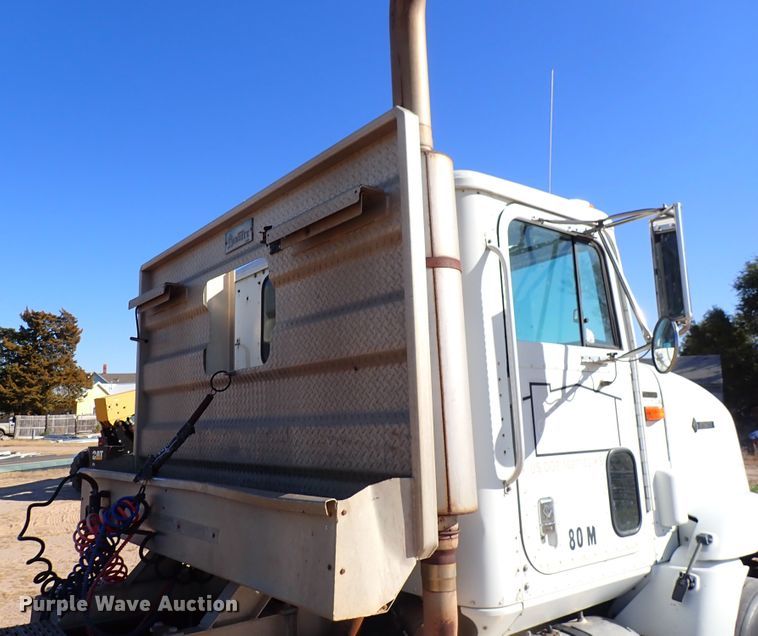 image for item DN2271 1995 International 9200  semi truck