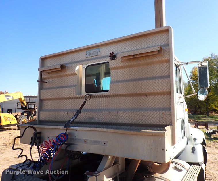 image for item DN2271 1995 International 9200  semi truck