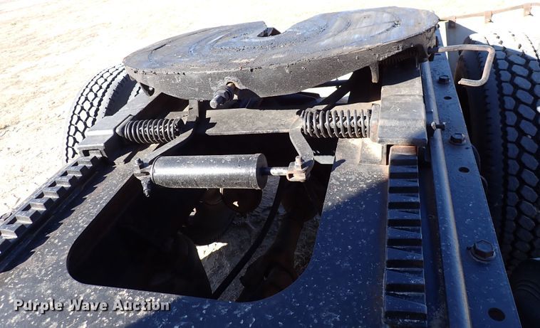 image for item DN2271 1995 International 9200  semi truck