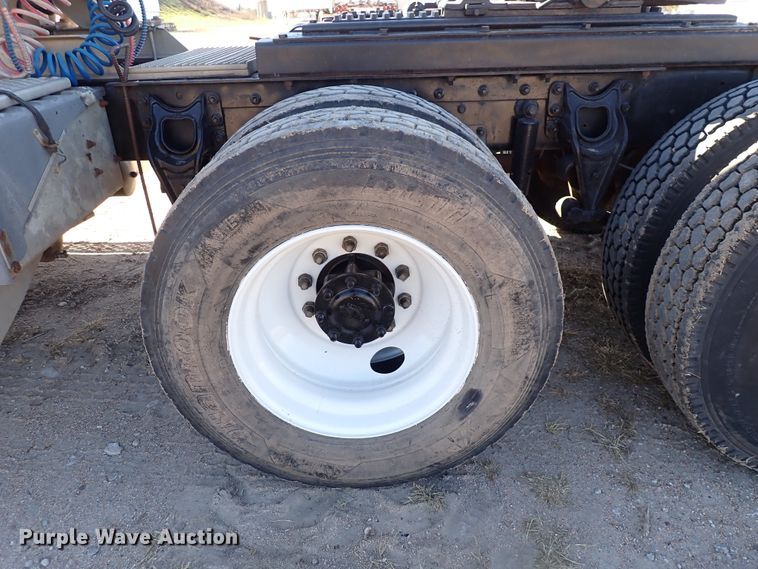 image for item DN2271 1995 International 9200  semi truck