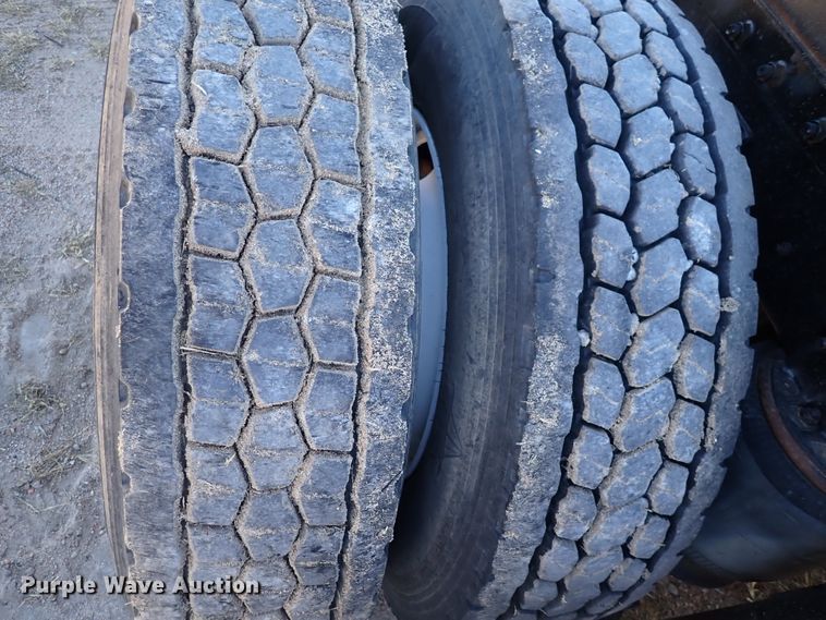 image for item DN2271 1995 International 9200  semi truck