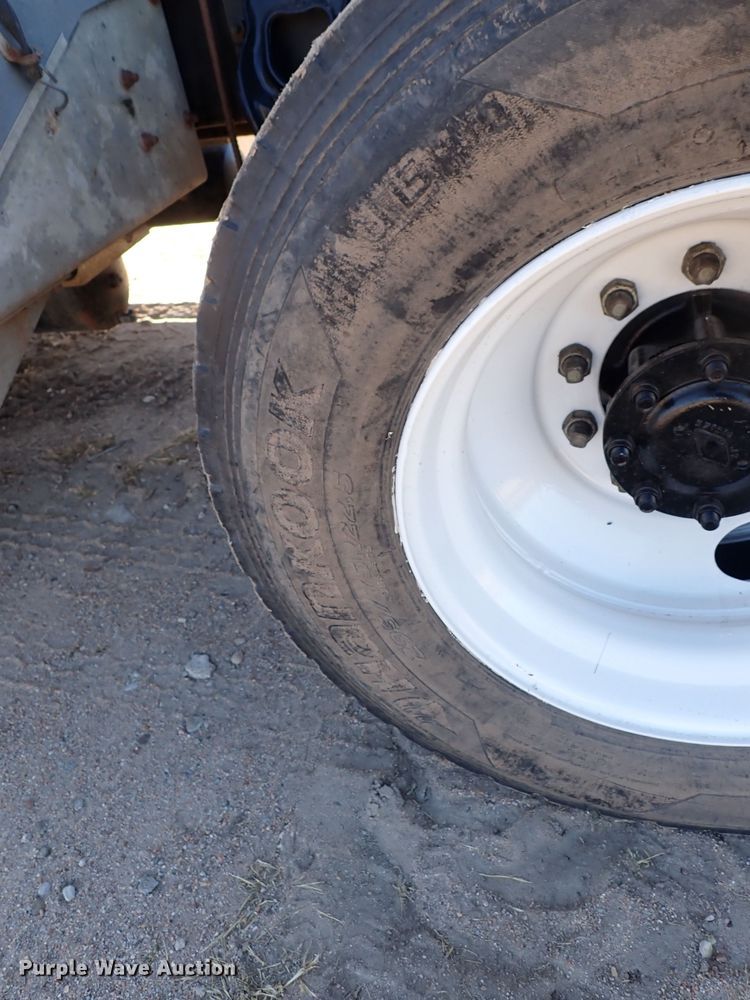 image for item DN2271 1995 International 9200  semi truck