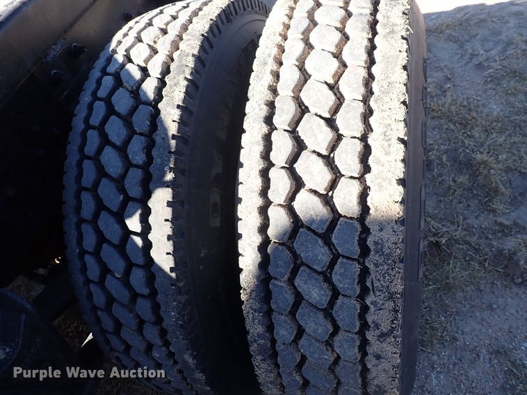 image for item DN2271 1995 International 9200  semi truck