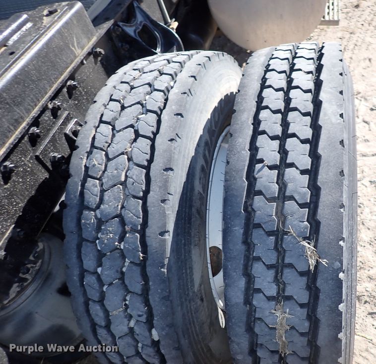 image for item DN2271 1995 International 9200  semi truck