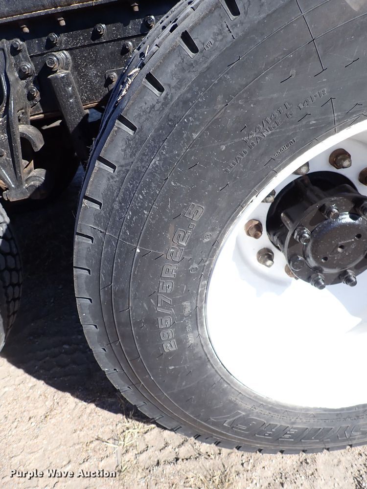 image for item DN2271 1995 International 9200  semi truck