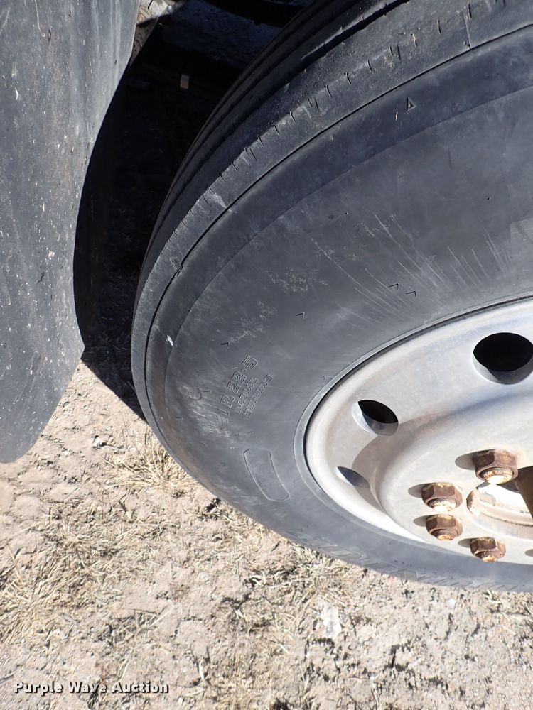 image for item DN2271 1995 International 9200  semi truck