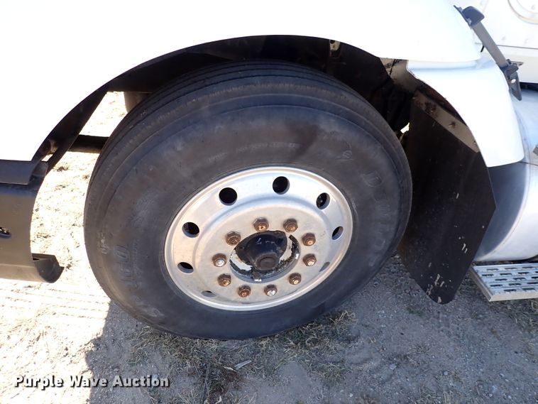 image for item DN2271 1995 International 9200  semi truck