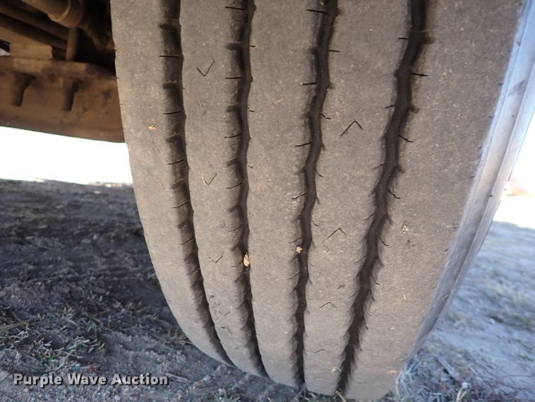 image for item DN2271 1995 International 9200  semi truck