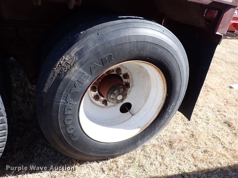 image for item DN2272 1988 Fruehauf  flatbed trailer