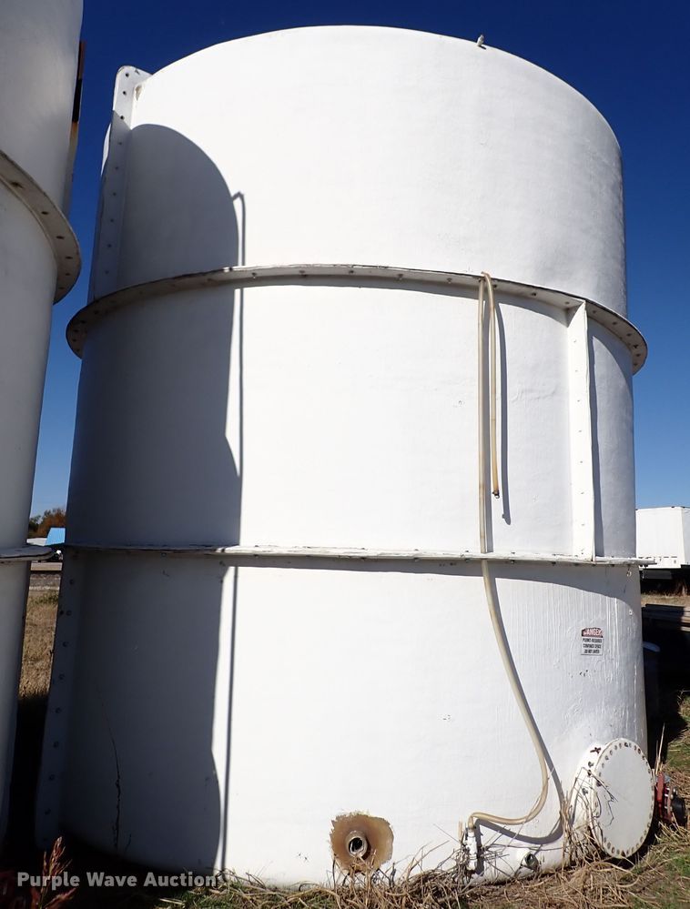 image for item DN2286 (2) fiberglass tanks