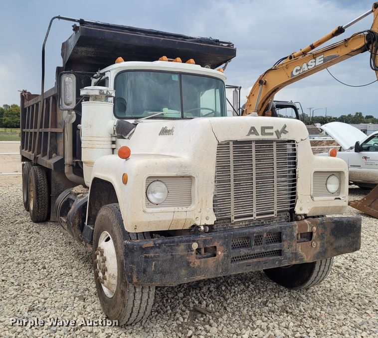 image for item FC9061 1984 Mack R686ST  dump truck