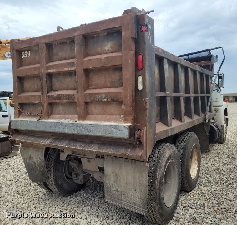 image for item FC9061 1984 Mack R686ST  dump truck