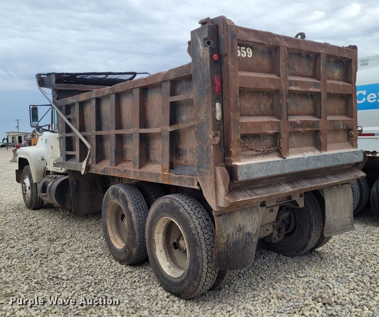 image for item FC9061 1984 Mack R686ST  dump truck