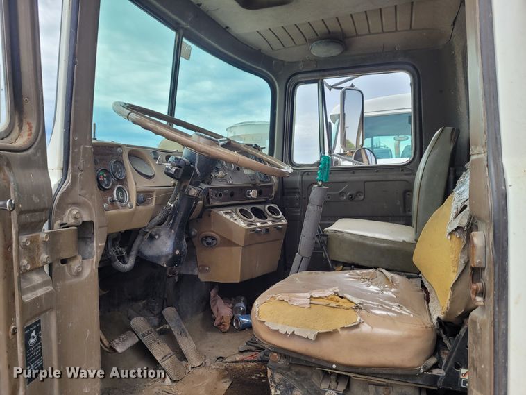 image for item FC9061 1984 Mack R686ST  dump truck