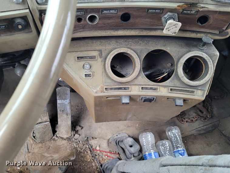 image for item FC9061 1984 Mack R686ST  dump truck