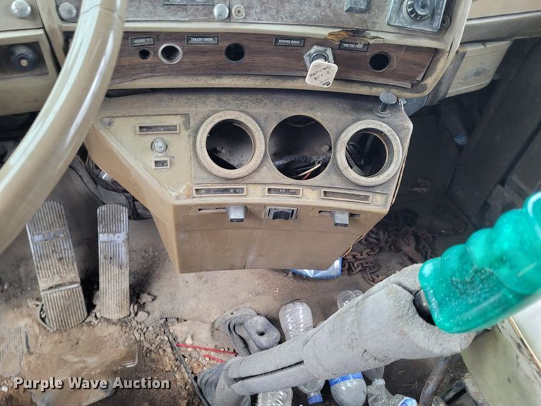 image for item FC9061 1984 Mack R686ST  dump truck