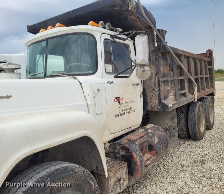 image for item FC9061 1984 Mack R686ST  dump truck