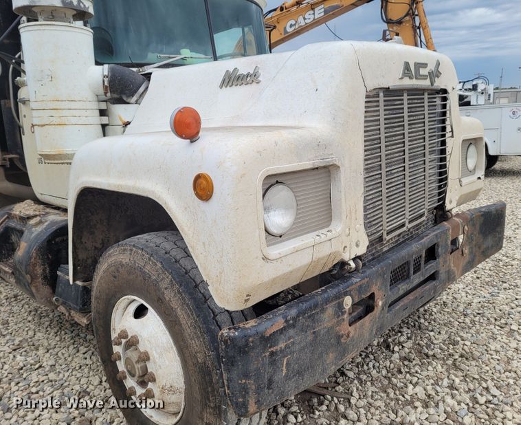 image for item FC9061 1984 Mack R686ST  dump truck