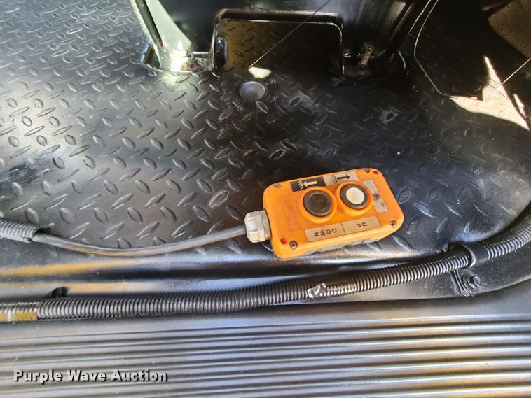 image for item GO9482 2008 GMC C7500  Crew Cab dump truck