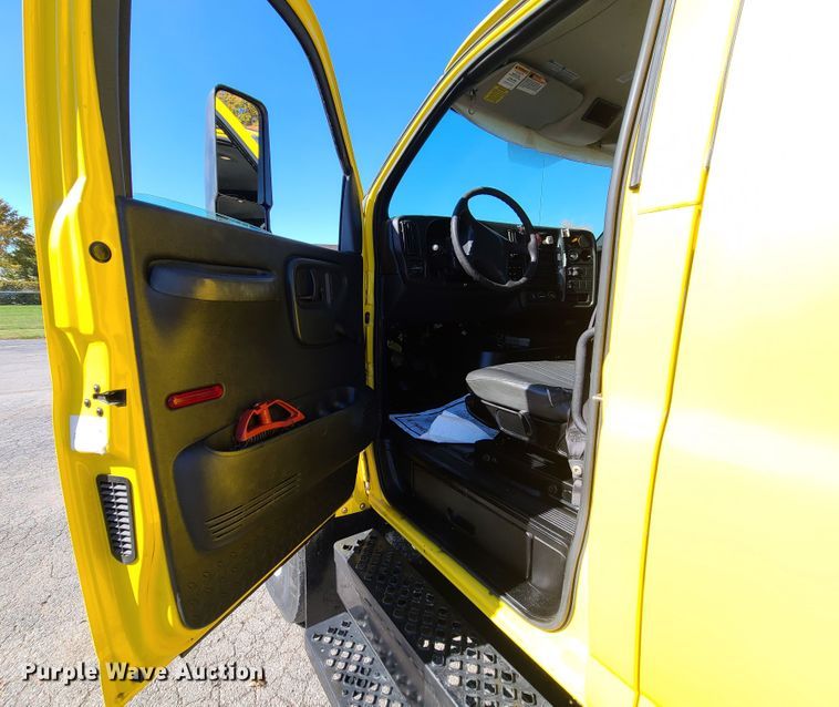 image for item GO9482 2008 GMC C7500  Crew Cab dump truck