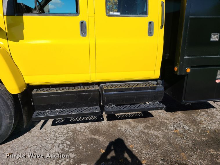 image for item GO9482 2008 GMC C7500  Crew Cab dump truck