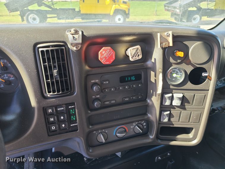 image for item GO9482 2008 GMC C7500  Crew Cab dump truck