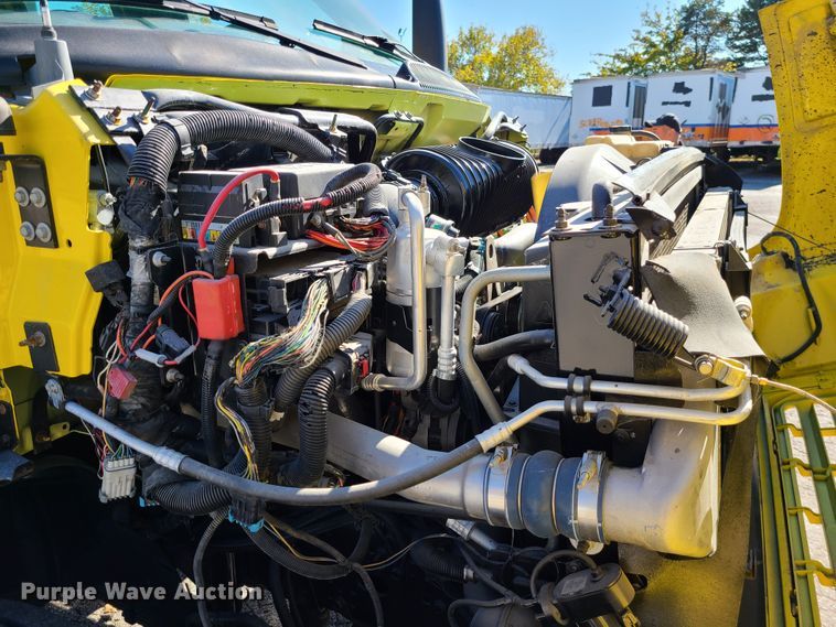 image for item GO9482 2008 GMC C7500  Crew Cab dump truck