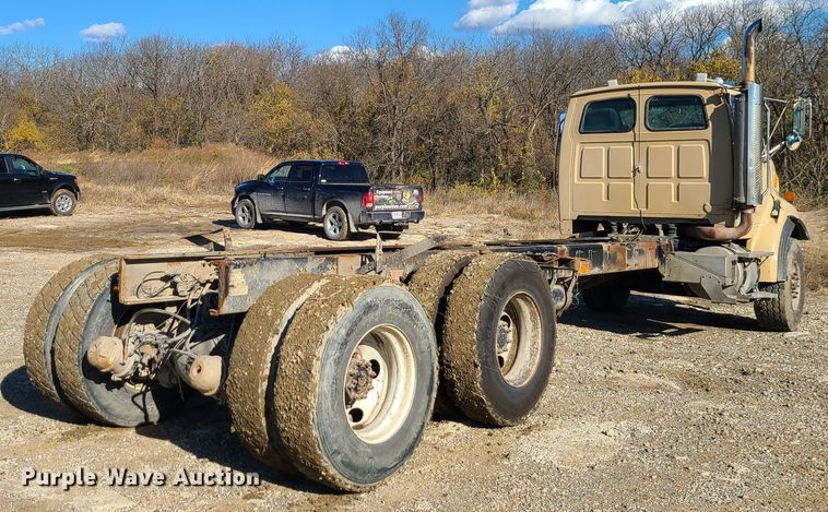 image for item GO9499 2007 Sterling L-Line  truck cab and chassis