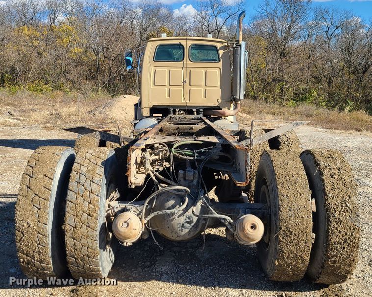 image for item GO9499 2007 Sterling L-Line  truck cab and chassis