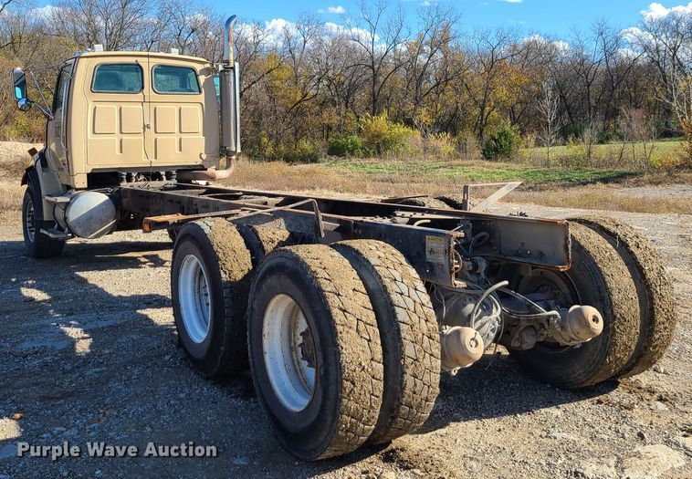 image for item GO9499 2007 Sterling L-Line  truck cab and chassis