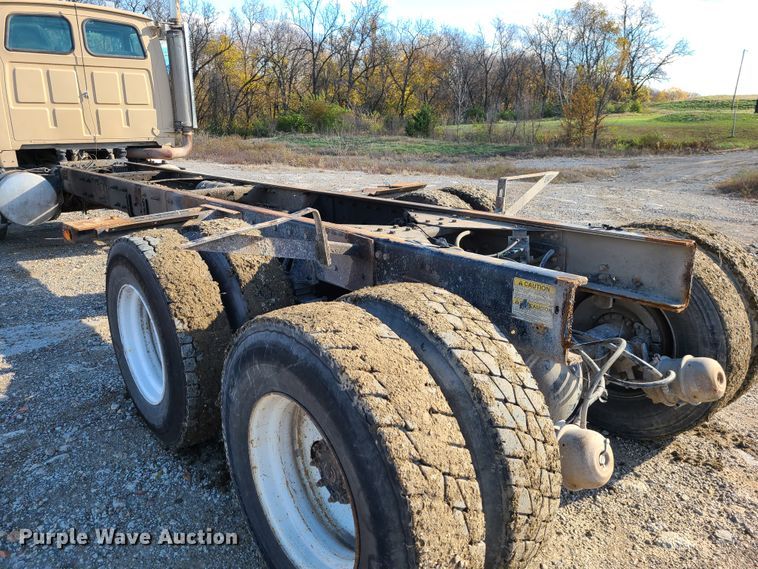 image for item GO9499 2007 Sterling L-Line  truck cab and chassis