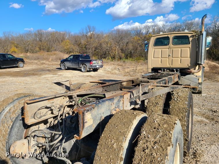 image for item GO9499 2007 Sterling L-Line  truck cab and chassis